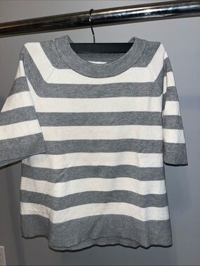Evereve Gray & White Wide-Stripe Short Sleeve Knit Top